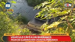 Conductor se “traga” curva en la Costanera y termina en barranco