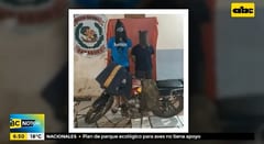 Detienen a sospechosos: Tenían arma de juguete y una varilla de hierro