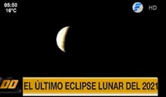 Centenares de personas viven el eclipse lunar más largo del siglo
