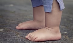 Niño de dos años muere aplastado por muralla