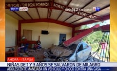 Adolescentes al mando de vehículo chocan contra vivienda y niñas se salvan