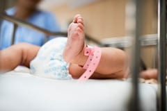 Piden incluir a bebes prematuros en esquema de vacunación