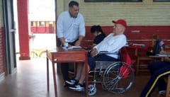 Hombre de 87 años vuelve a la escuela para continuar sus estudios