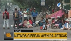 Nativos se manifiestan y cortan la avenida Artigas