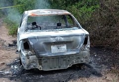 Incineran auto con un cuerpo en su interior