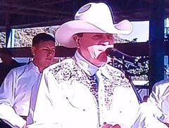 Lalo sorprende a las madres en Caacupé 