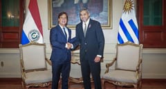 Presidente uruguayo rinde homenaje por Independencia y se reúne con Abdo
