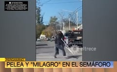Hombre que mendigaba con muletas termina corriendo tras pelea 