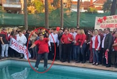 “Hurrero” se lanza al agua en apoyo a Arnaldo