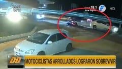 Dos futbolistas son arrollados luego de caer de moto