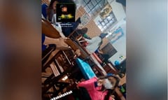 Susto por foto de estudiante que apunta con rifle a su compañera