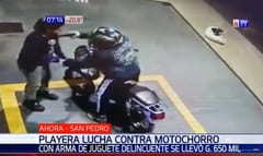 Playera lucha contra delincuente para evitar asalto en surtidor