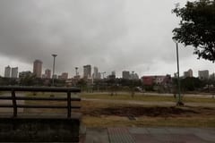 Pronostican lunes frío a cálido con lluvias