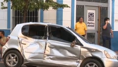 Bus de la Línea 27 se lleva por delante un auto que le salió al paso 