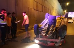 Automóvil vuelca en el túnel Semidei