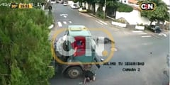 Motociclista termina debajo de camión tras choque