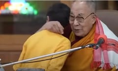 El Dalai Lama pide disculpas tras besar a un niño