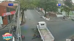 Camión avanza en transitada intersección y provoca caída de dos motociclistas