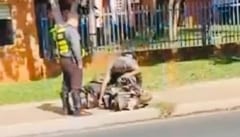 Hombre quema su moto para entregarla a la Caminera