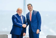 Lula critica a la organización del traspaso por tenerlo bajo el sol