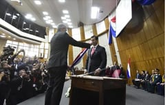 Abdo entrega atributos presidenciales a Silvio Ovelar