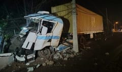 Accidente en Pedrozo: Colisión entre dos camiones y una ambulancia provoca daños significativos