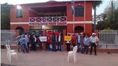 Empleados y concejales de Puerto Casado se encadenan por salarios atrasados