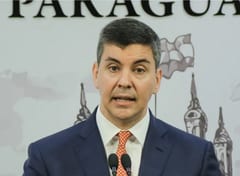 Santiago Peña enfrenta escraches por Ley de Jubilación