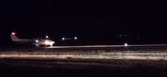 Luces de autos iluminan pista de aterrizaje para emergencia médica