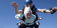 A los 104 años, Dorothy Hoffner rompe récord saltando en paracaídas