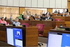 Denuncian sobornos y favores políticos en el Congreso para apoyar proyectos del cartismo