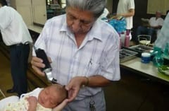 Adiós a don Clemente, el emblemático peluquero de bebés