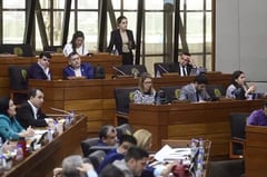 Escándalo de títulos universitarios: Legisladores exigen investigaciones y disculpas