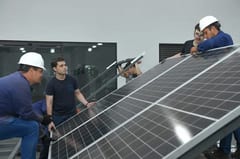 Itaipú impulsa planta piloto de energía solar flotante de 1 MW