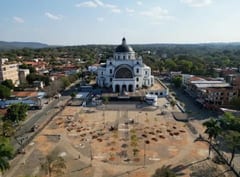 Peregrinos en la Basílica de Caacupé, al sol por nueva política de arbolado