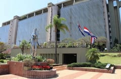 Banco Central del Paraguay: Profesionales compiten por 38 vacantes, mientras “nepobabies” sin título ganan el triple