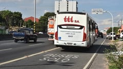 Carril exclusivo para buses causa dudas y quejas de conductores en su debut