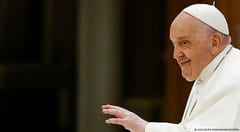 El Papa pide prohibir la maternidad subrogada y arremete contra la teoría de género
