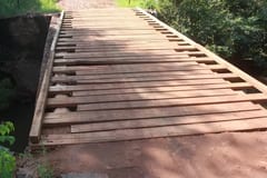 Vecinos de Encarnación reparan puente ante falta de respuesta del MOPC