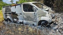 Hallan furgón incinerado, relacionado con robo a cambistas