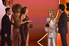 Mujeres acapararon premios Grammy con Swift, Cyrus y Karol G