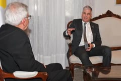 Embajador de EE.UU. y cardenal dialogan sobre democracia en medio de crisis política en Paraguay