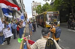 Peña ignora a pasajeros y choferes tras protesta por transporte público