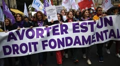 Francia blinda el derecho al aborto en la Constitución