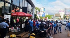 Taxistas protestan contra el caos vehicular en Puente de la Amistad