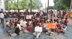 Estudiantes realizan sentata por falta de rubros docentes