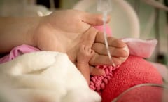 Milagros, la bebé que “revivió” en su velorio, sigue en estado crítico
