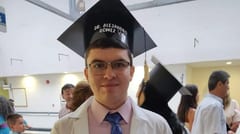 Padre sortea camión para financiar estudios médicos de su hijo