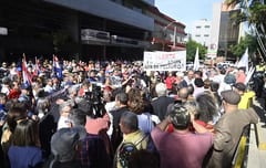 Asegurados del IPS protestan por crisis sanitaria