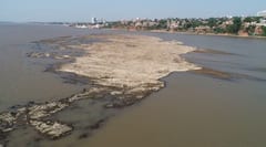 Bajante extrema amenaza comercio fluvial en Paraguay